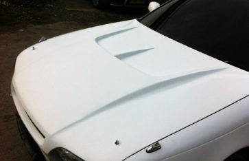 Оклейка белым карбоном Toyota Mark II