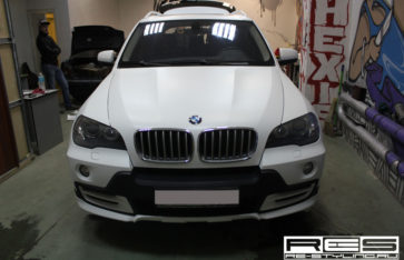 Оклейка пленкой BMW X5. Белый тактильный мат.