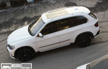 Оклейка пленкой BMW X5. Белый тактильный мат.