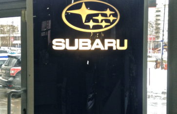 Нанесение аппликации для автосалона Subaru
