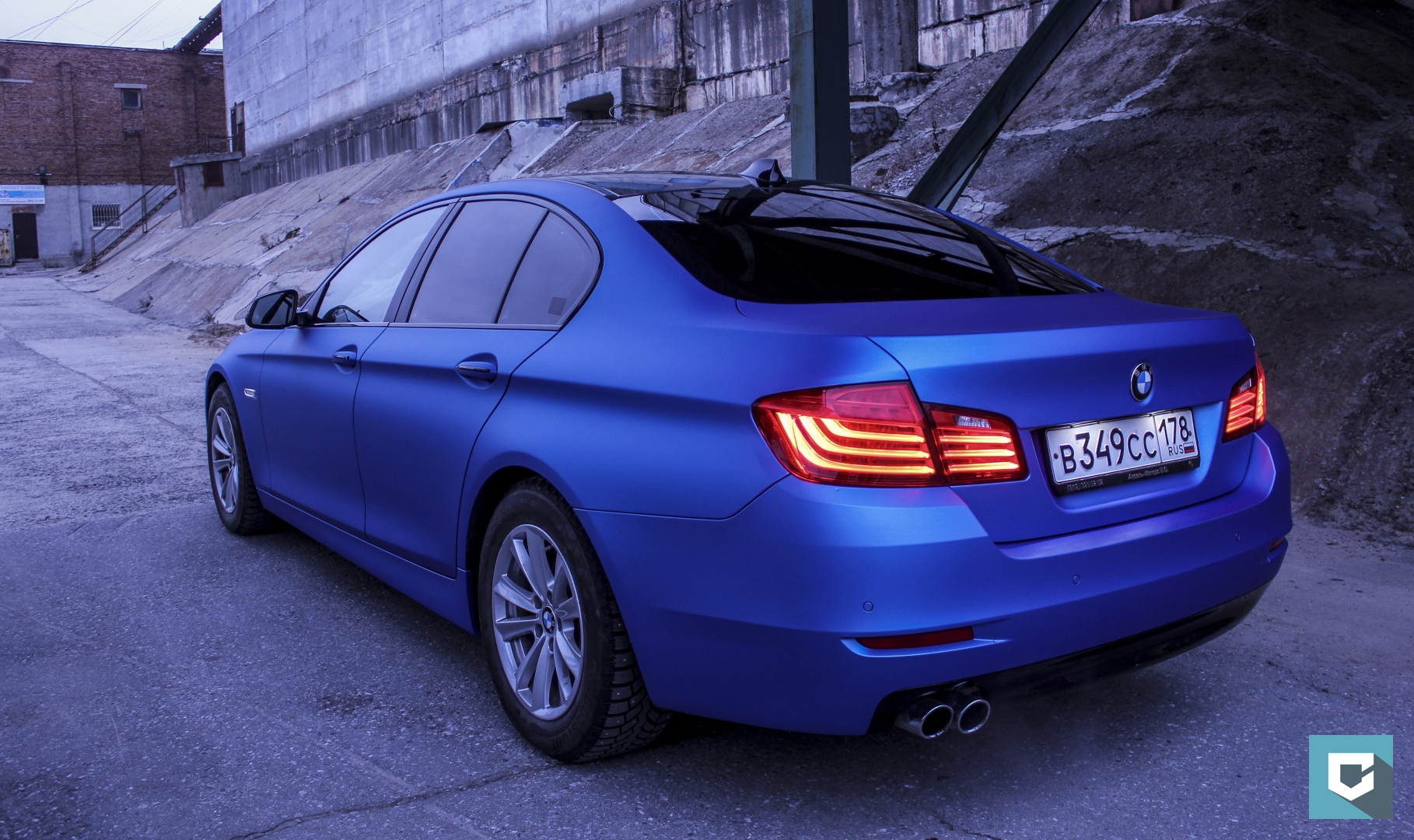Цвет синий алюминий. БМВ е90 синяя. BMW f10 Blue. БМВ 5 f10 в пленке. BMW 5 f10 синяя.