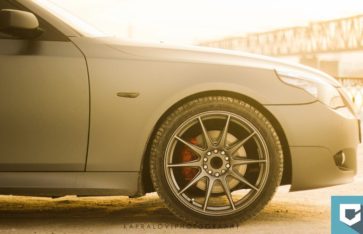Оклейка автомобиля BMW 5 (E39) винилом: молдингов, зеркал и ручек 3D карбон HEXIS