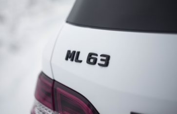 «Mercedes-Benz ML 6.3 AMG» оклейка кузова  белой матовой пленкой