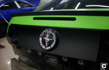 Ford Mustang оклейка кузова в зеленую матовую пленку