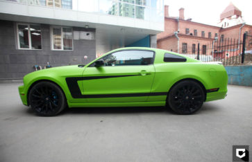 Ford Mustang оклейка кузова в зеленую матовую пленку