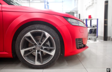 Audi TT оклейка кузова красной пленкой с эффектом матового хрома