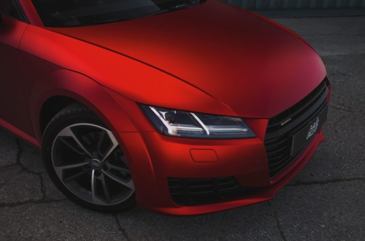 Audi TT оклейка кузова красной пленкой с эффектом матового хрома